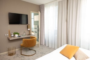 In-room safe, individually furnished, desk, laptop workspace