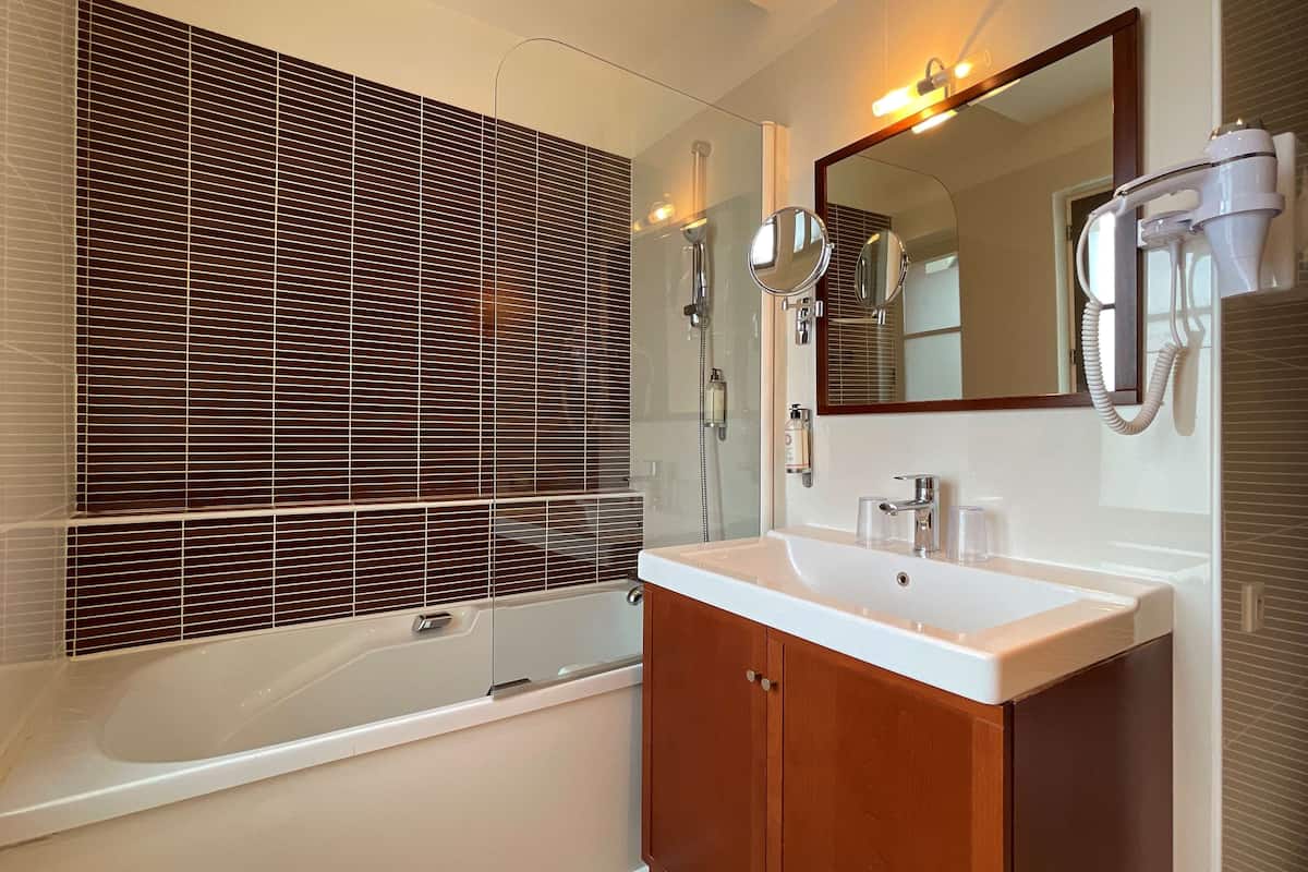 comfort room, 2 single beds, non smoking | bathroom | shower, eco-friendly toiletries, hair dryer, towels