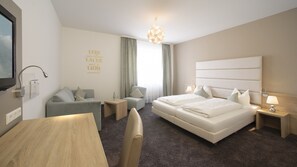 Rom – premium, 1 dobbeltseng (Converts to 2 Twin Beds) | 1 soverom, allergitestet sengetøy, safe på rommet og skrivebord