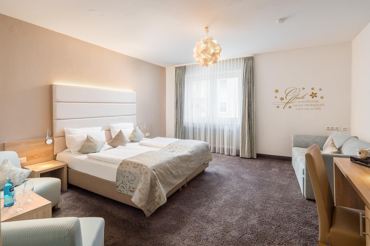 Komfortzimmer, 1 Doppelbett (Converts to 2 Twin Beds) | 1 bedroom, hypo-allergenic bedding available, in-room safe, desk