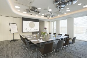 A conference room with a large table, chairs, and a projector screen displaying 'Hotel Lamm'. - Best Western Hotel Lamm (Singen)