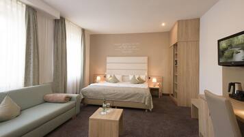 Komfortzimmer, 1 Doppelbett (Converts to 2 Twin Beds) | 1 bedroom, hypo-allergenic bedding, in-room safe, desk