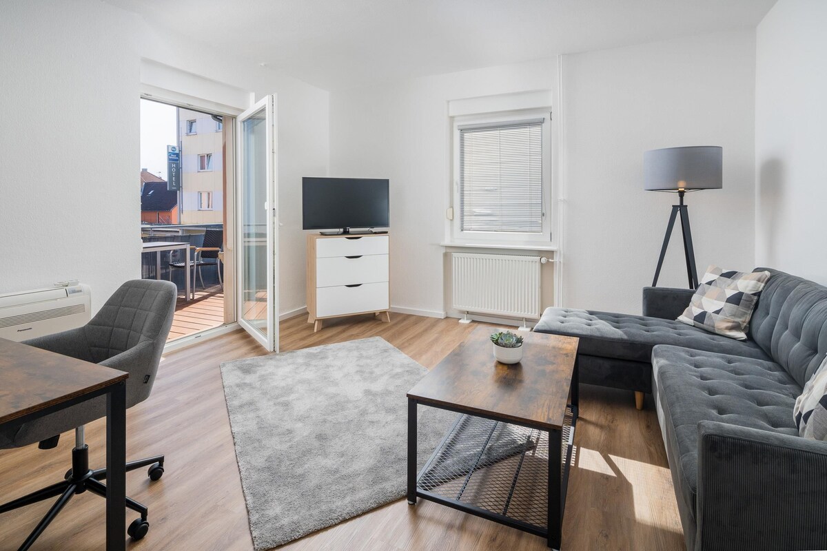 Căn hộ Tiêu chuẩn, nhiều giường, ban công (Separate Living Room; Full Kitchen) | 1 phòng ngủ, bộ đồ giường kháng dị ứng, két bảo mật tại phòng, bàn 