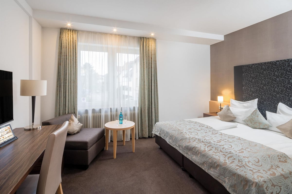 Suite, 1 King-Bett (Cozy Sitting Corner) | 1 bedroom, hypo-allergenic bedding available, in-room safe, desk