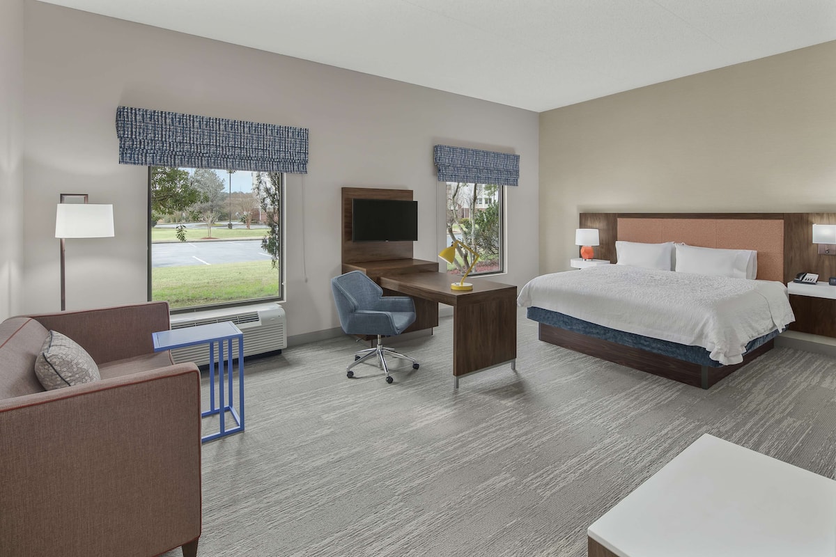 One king studio suite non smoking | In-room safe, iron/ironing board, free cribs/infant beds