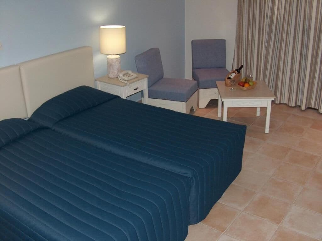 In-room safe, free cribs/infant beds, WiFi, bed sheets