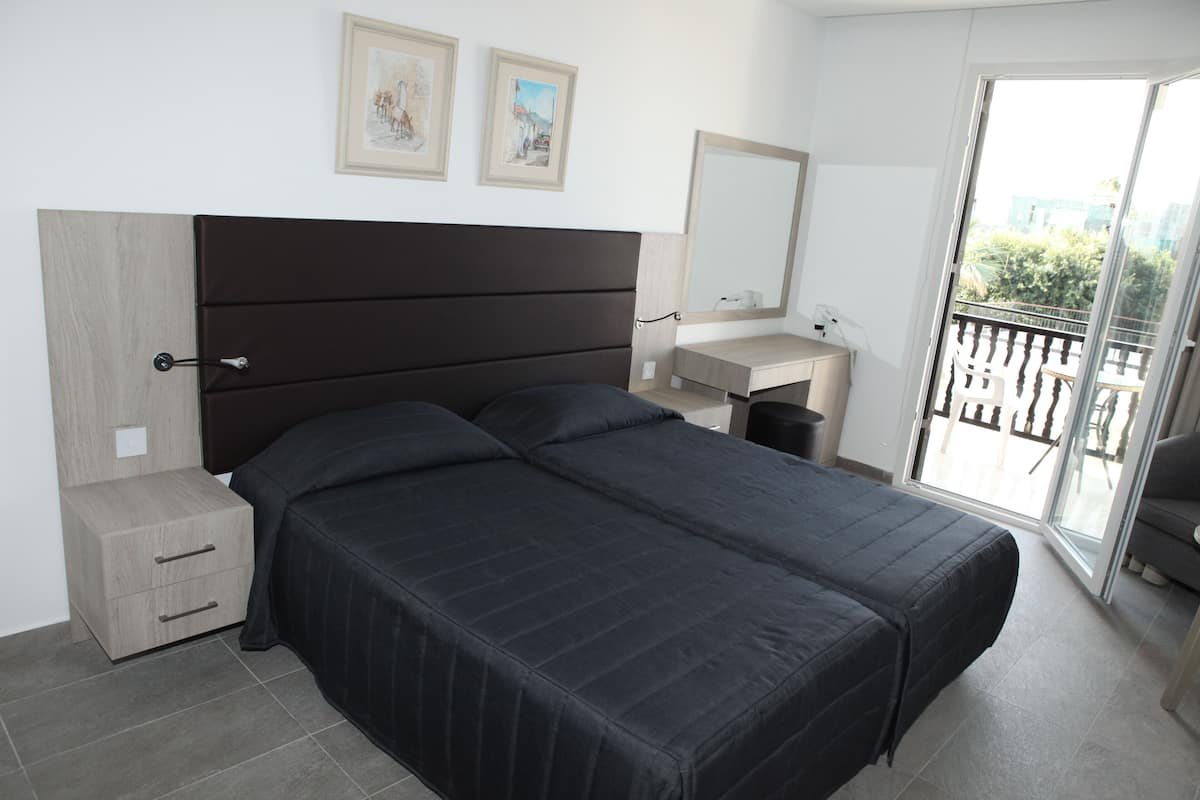 superior room, garden view | in-room safe, free cots/infant beds, wifi, bed sheets