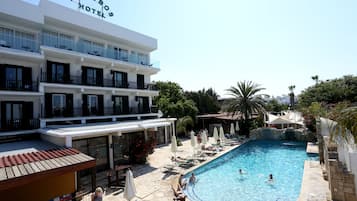 Outdoor pool, sun loungers