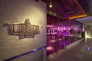 2 restaurantes, se sirve desayuno 