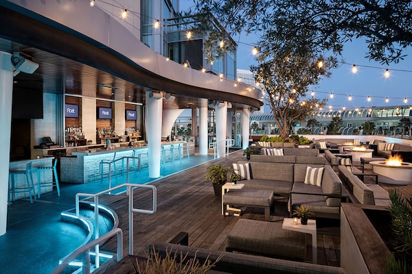 Poolside bar