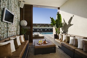 Una piscina al aire libre