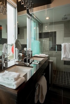 Free toiletries, hair dryer, bathrobes at Hard Rock Hotel & Casino Biloxi