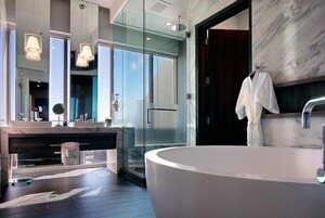 Produtos de toalete grátis, secador de cabelo, roupões de banho 