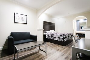 Individuell dekoriert, individuell eingerichtet, Schreibtisch