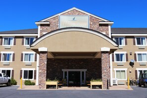Exterior - Yellowstone Park Hotel (West Yellowstone)