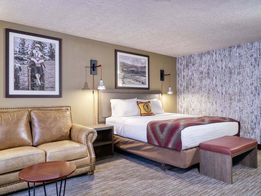 Deluxe Room, 1 King Bed | Desk, iron/ironing board, free WiFi, bed sheets