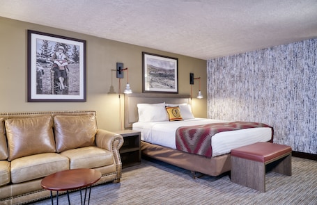 Deluxe Room, 1 King Bed | Desk, iron/ironing board, free WiFi, bed sheets