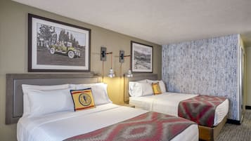 Escritorio, tabla de planchar con plancha, wifi gratis y ropa de cama