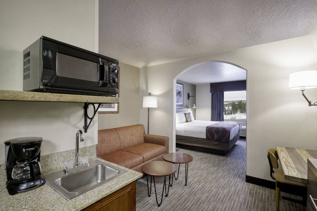 deluxe room, 1 king bed | living area | 49-inch flat-screen tv with cable channels, tv