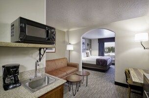 Habitación Deluxe, 1 cama de matrimonio grande | Zona de estar | Televisión de pantalla plana de 49 pulgadas con canales por cable