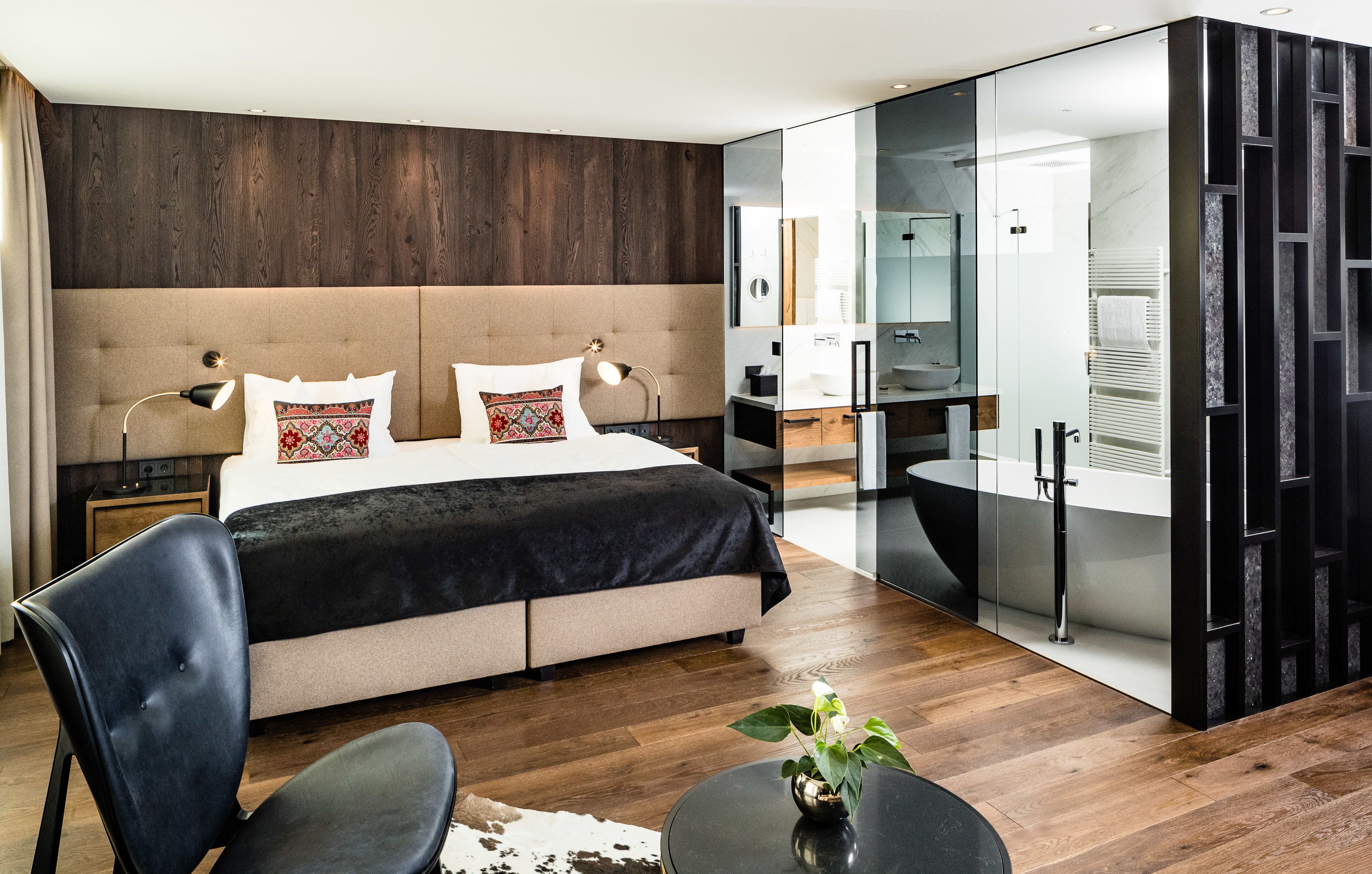 junior suite (deluxe) | premium bedding, minibar, in-room safe, individually decorated