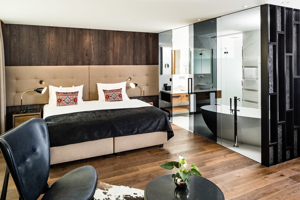 junior suite (deluxe) | premium bedding, minibar, in-room safe, individually decorated