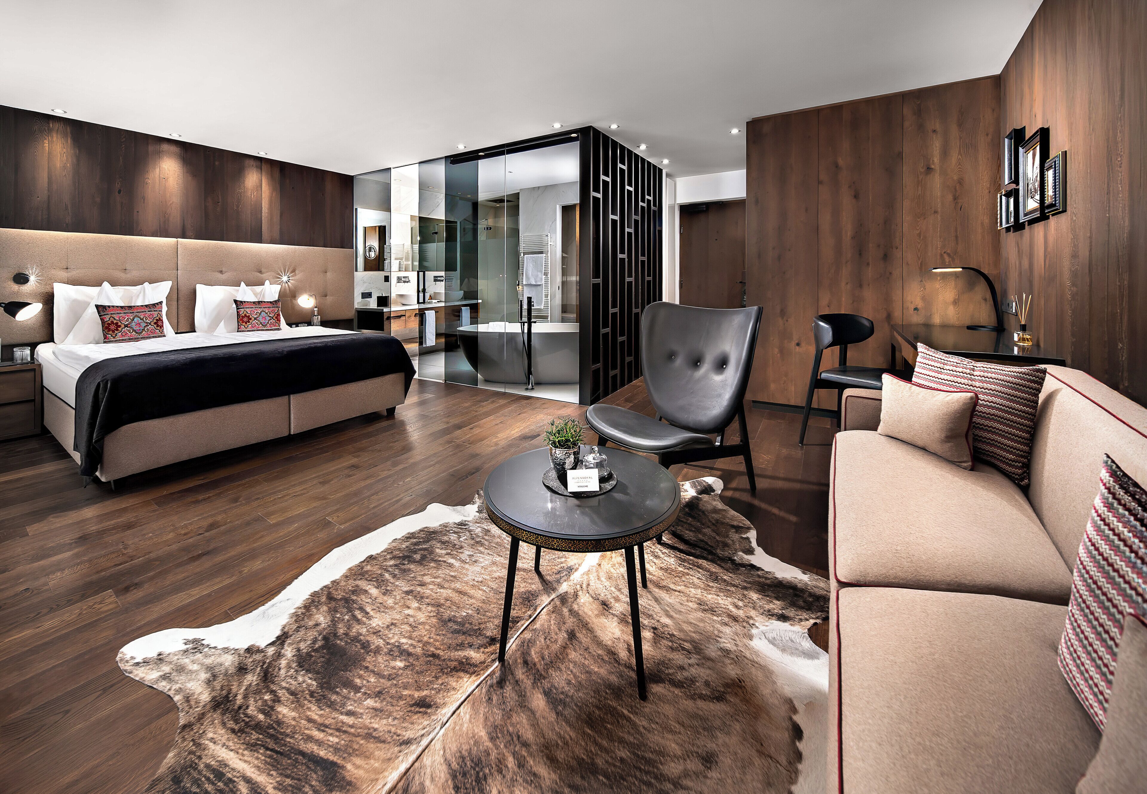 Junior Suite (Deluxe) | Premium bedding, minibar, in-room safe, individually decorated