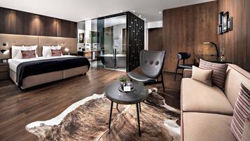 Junior Suite (Deluxe) | Premium bedding, minibar, in-room safe, individually decorated