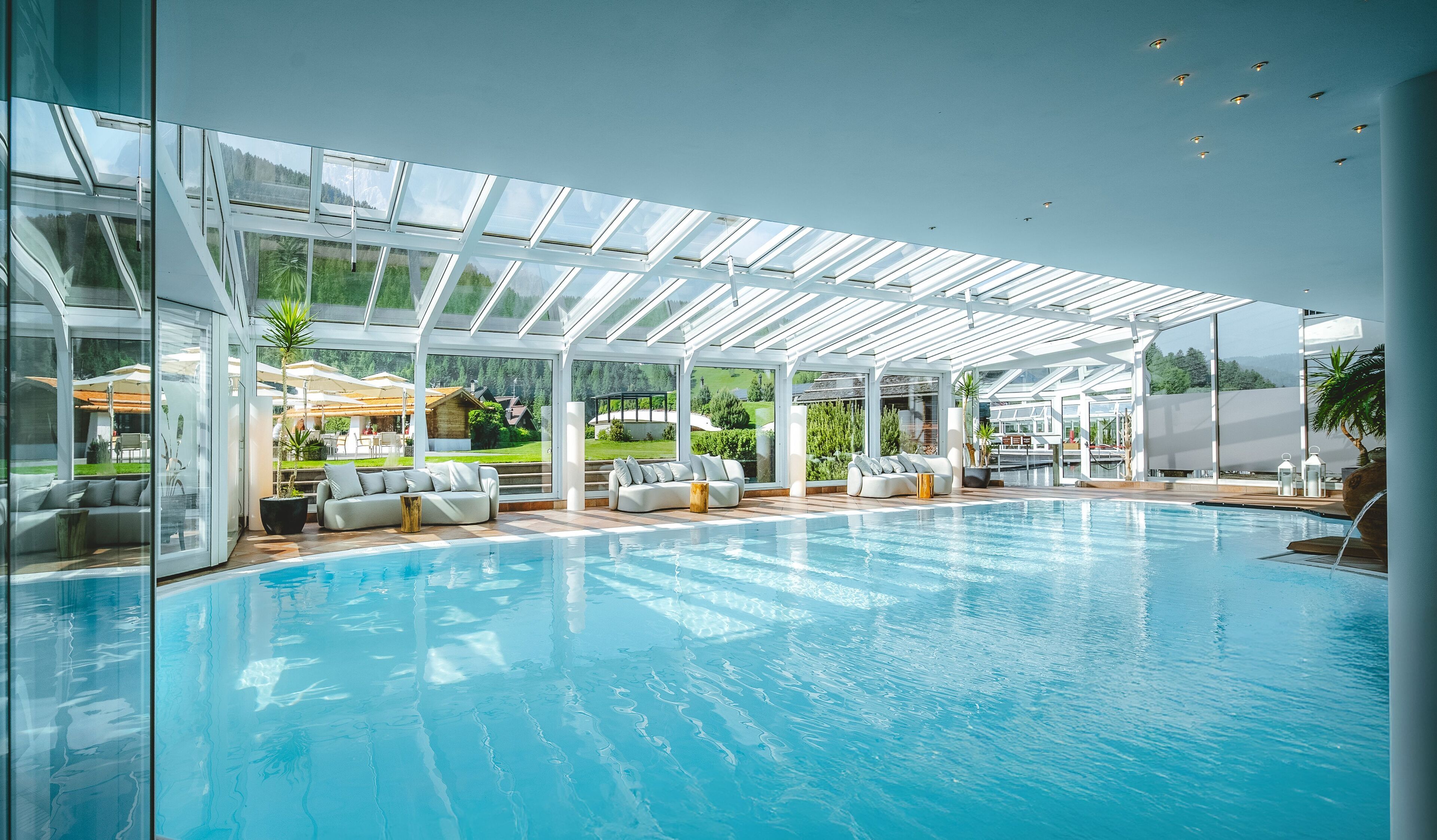 Piscina interna, piscina externa, funciona das 7h às 20h, guarda-sóis