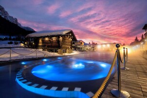 Piscina interna, piscina externa, funciona das 7h às 20h, guarda-sóis