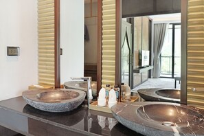 Executive suite | Badkamer | Gratis toiletartikelen, pantoffels, handdoeken
