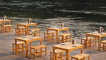 供應早餐、午餐及晚餐