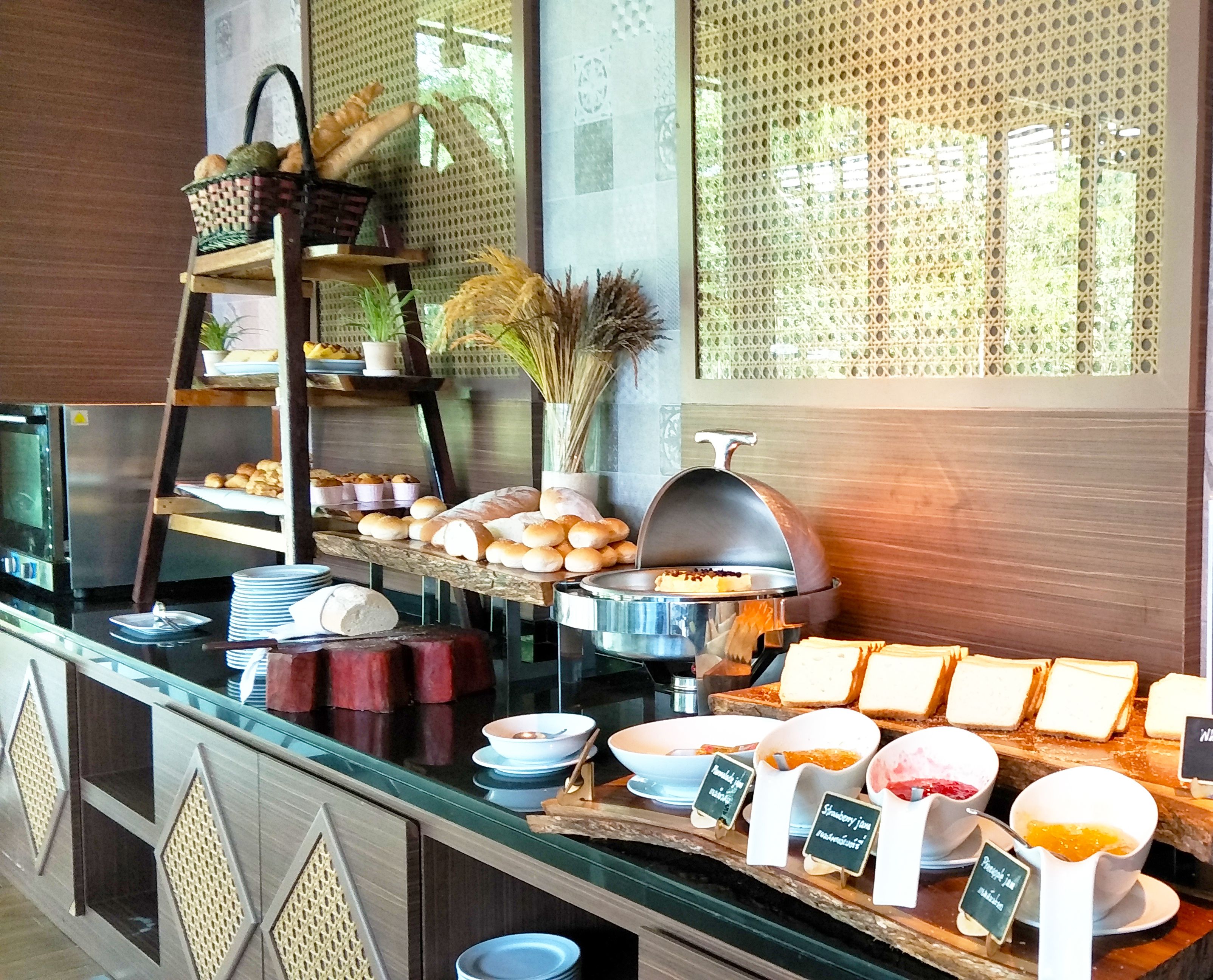 Un buffet proposant une variété de plats et un espace où les clients peuvent se servir eux-mêmes.
