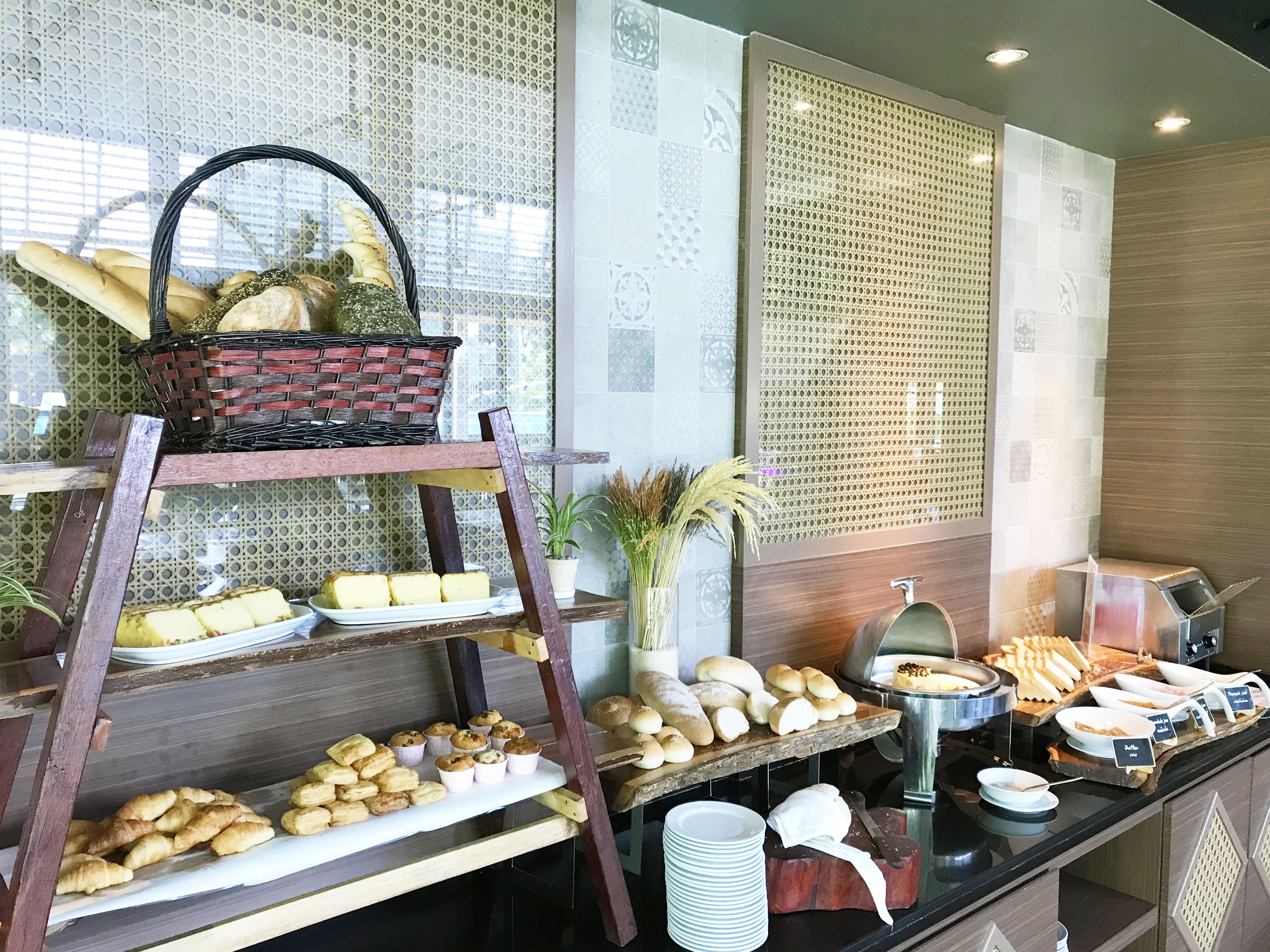 Daily buffet breakfast (THB 400 per person)
