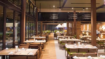 供應早餐、午餐及晚餐