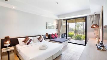 Una habitación de hotel moderna con una cama grande, un escritorio y vistas a zonas verdes a través de la puerta de cristal.