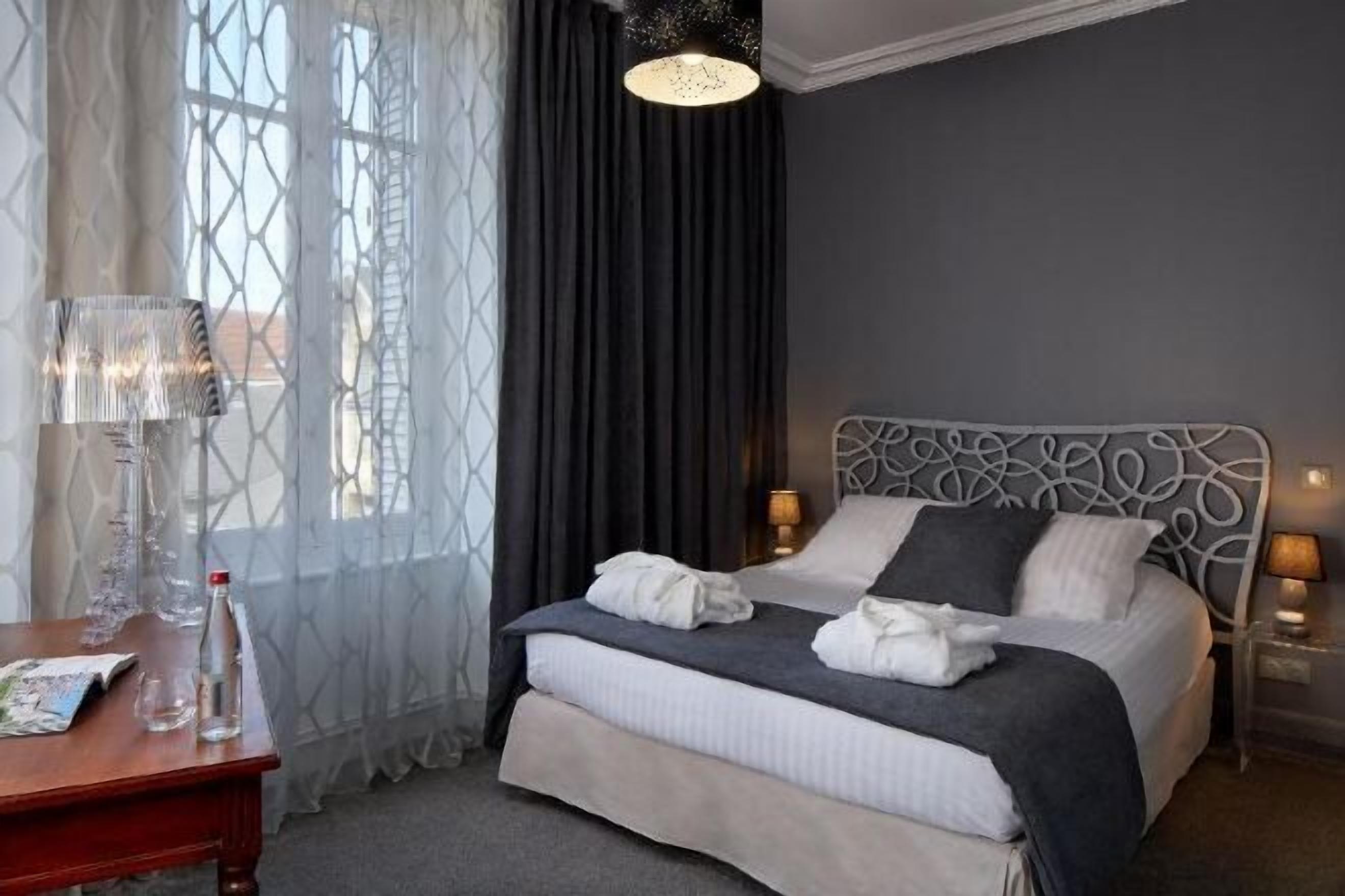 Premium-sengetøj, pengeskab på værelset, skrivebord