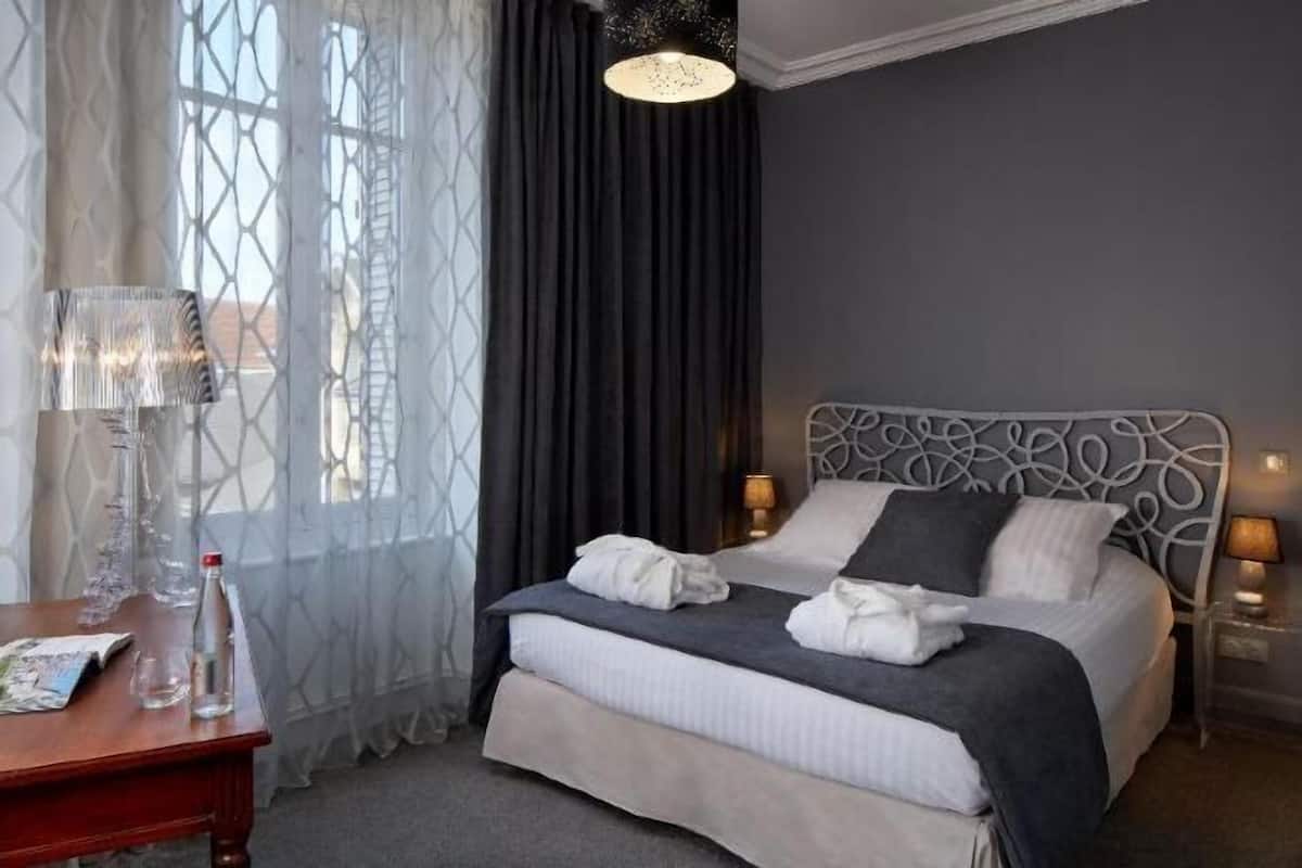 Premium bedding, in-room safe, desk, blackout drapes