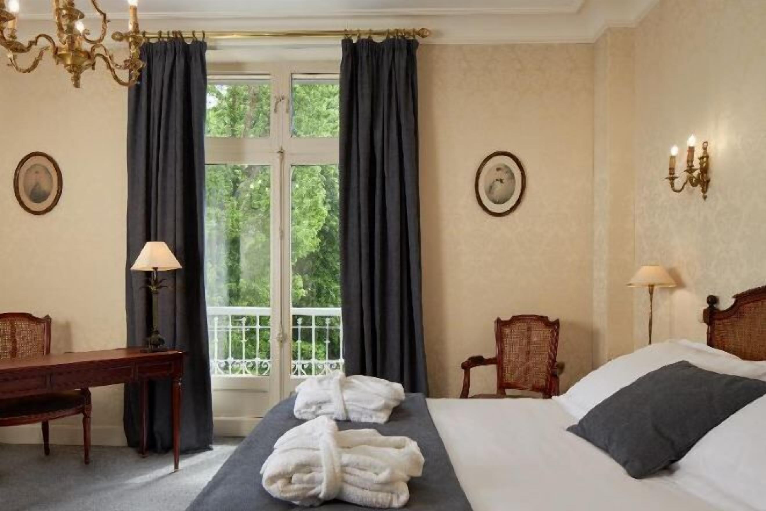 Premium bedding, in-room safe, desk, blackout curtains