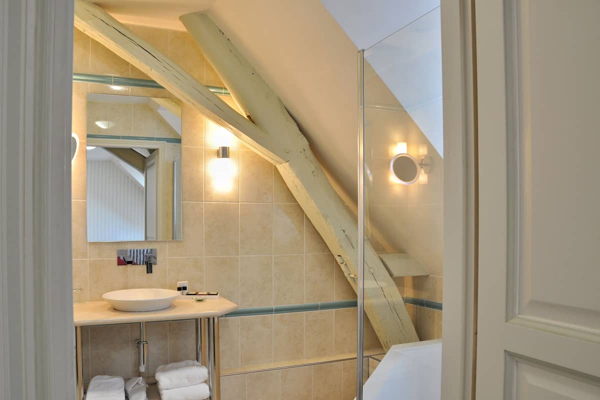 standard double room | bathroom | free toiletries, hair dryer, bathrobes, slippers