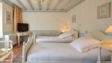 Ylelliset vuodevaatteet, tallelokero huoneessa, työpöytä, pimennysverhot