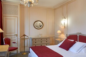 Ropa de cama de alta calidad y caja de seguridad en la habitación 