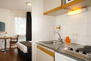 Masa, güneşlik/perde, ses yalıtımı, ücretsiz beşik/çocuk yatağı