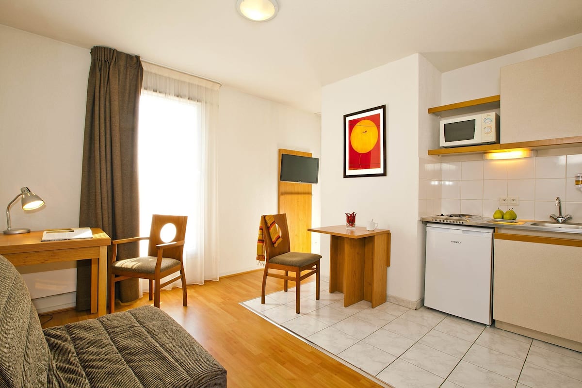 Desk, blackout curtains, soundproofing, free cots/infant beds