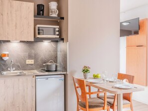 Large Studio | Private kitchen | Fridge, microwave, electric kettle, cookware/dishes/utensils