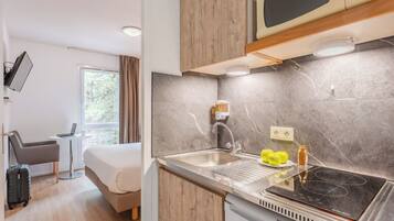 Studio | Privékitchenette | Een koelkast, een microgolfoven, een waterkoker