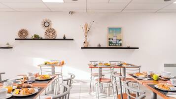 Ontbijtbuffet op werkdagen (EUR 10 per persoon)