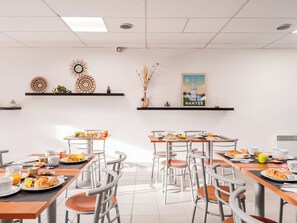 Petit déjeuner buffet servi en semaine (10 EUR par personne)