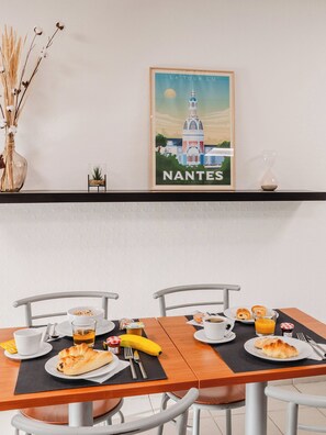 Petit déjeuner buffet servi en semaine (10 EUR par personne)
