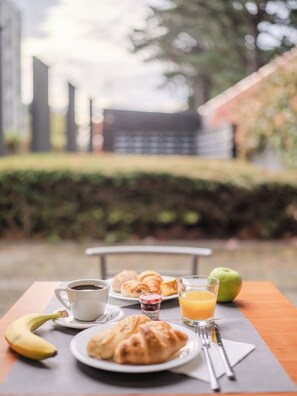 Petit déjeuner buffet servi en semaine (10 EUR par personne)